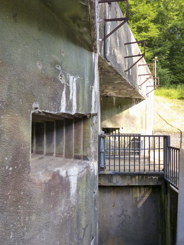 Ligne Maginot - GALGENBERG - A15 - (Ouvrage d'artillerie) - Entrée munitions
Créneaux et fossé diamant - Frédéric Balland