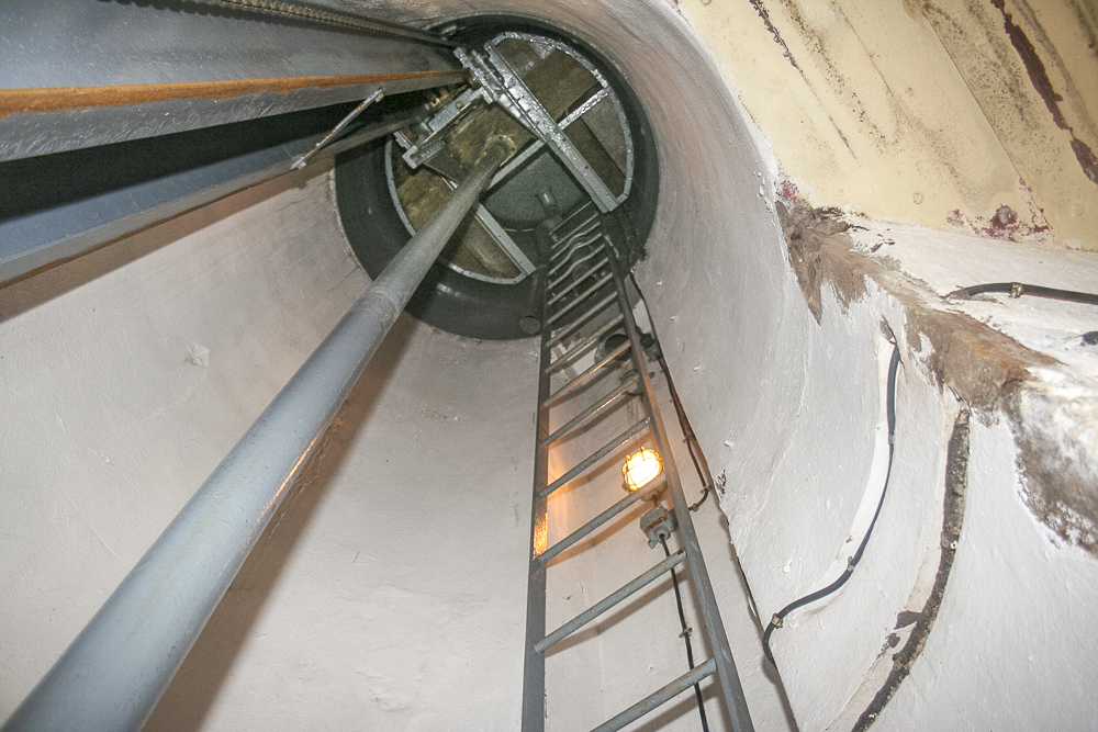 Ligne Maginot - GALGENBERG - A15 - (Ouvrage d'artillerie) - Entrée munitions
Intérieur de la cloche GFM de gauche - Michel Teiten