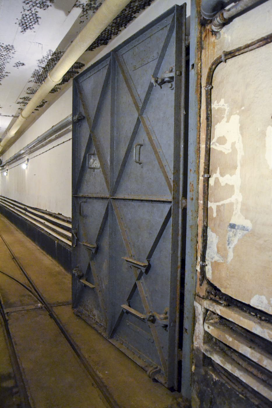 Ligne Maginot - GALGENBERG - A15 - (Ouvrage d'artillerie) - Entrée munitions
Deuxième porte étanche, mais non blindée, permettant l'isolement de la casemate EM. On remarque les échelons et les poignées permettant d'accéder aux verrous supérieurs de serrage contre le joint d'étanchéité aux gaz.
Un profilé spécifique destiné à être placé entre le sol et la porte permettait grâce à un joint muni d'une découpe spéciale de garantir l'étanchéité de l'ensemble. - Jules Mathieu