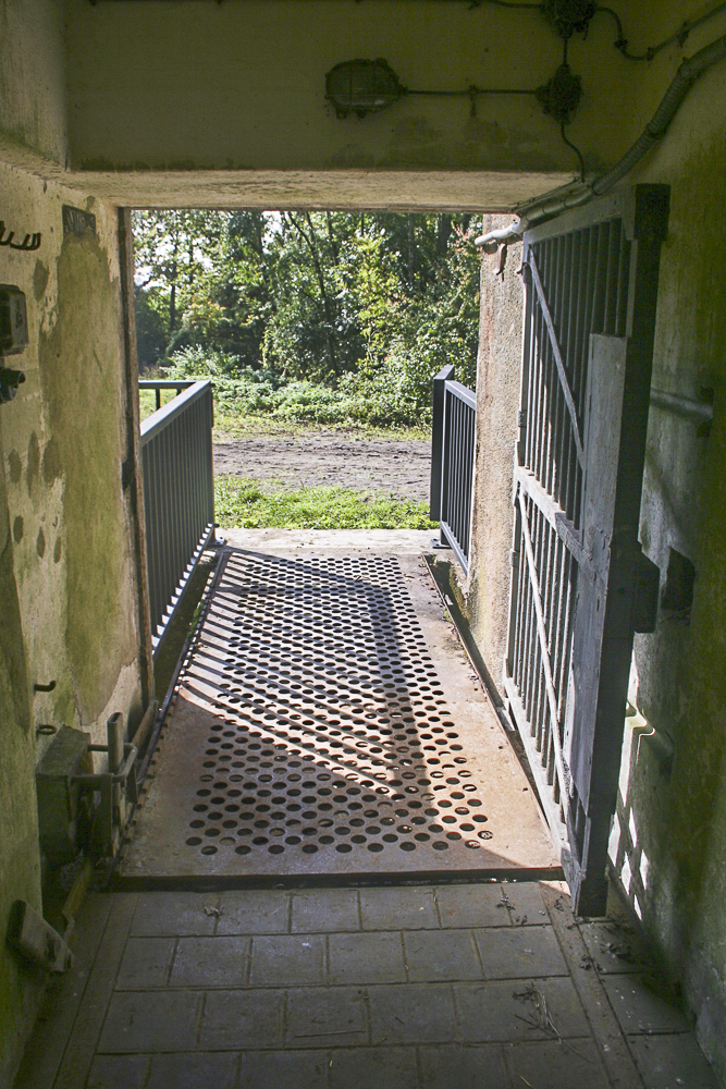 Ligne Maginot - GALGENBERG - A15 - (Ouvrage d'artillerie) - Entrée des hommes
Grille d'entrée et passerelle au-dessus du fossé diamant - Michel Teiten