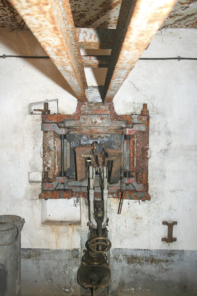 Ligne Maginot - GALGENBERG - A15 - (Ouvrage d'artillerie) - Entrée des hommes
Créneau JM / AC47 avec jumelage en position - Michel Teiten