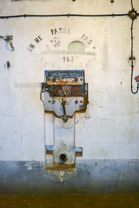 Ligne Maginot - GALGENBERG - A15 - (Ouvrage d'artillerie) - Entrée des hommes
Dessin mural au dessus du créneau pour FM de façade - PAVEL Jan