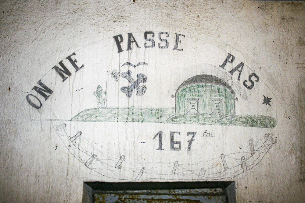 Ligne Maginot - GALGENBERG - A15 - (Ouvrage d'artillerie) - Entrée des hommes
On ne passe pas ! Dessin aux armes du 167e RIF au-dessus du créneau FM - Michel Teiten