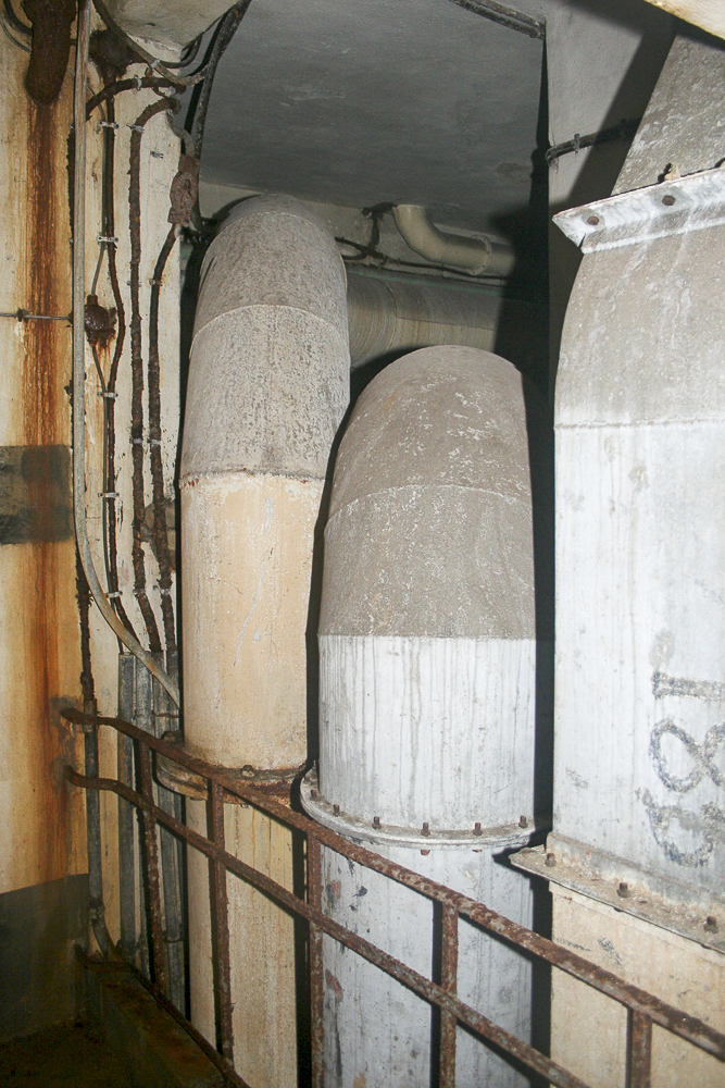 Ligne Maginot - GALGENBERG - A15 - (Ouvrage d'artillerie) - Entrée des hommes
Conduits de prise d'air et d'évacuation des fumées - Michel Teiten