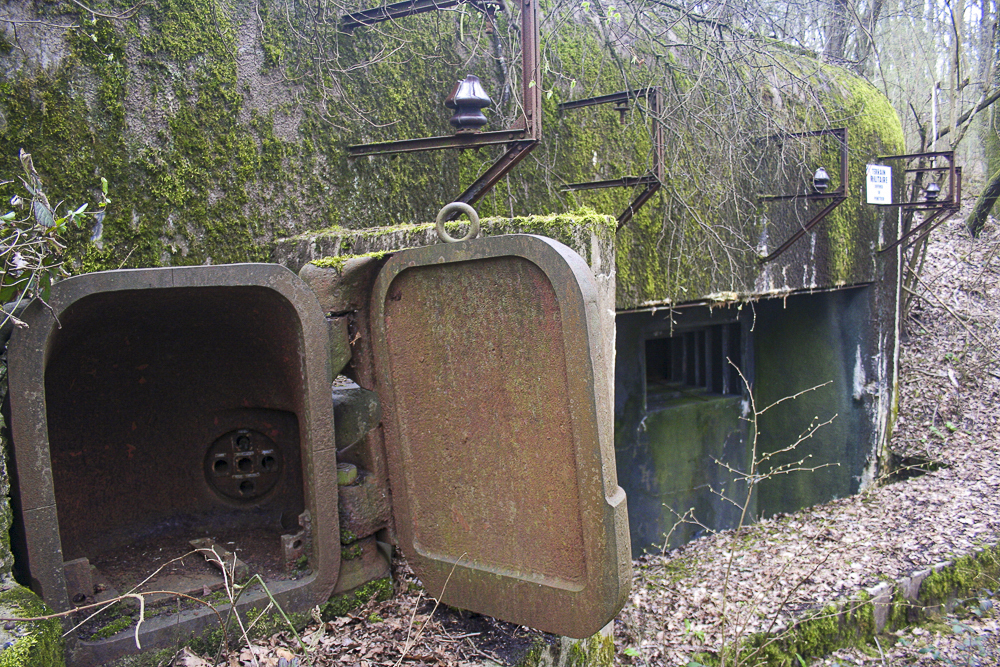 Ligne Maginot - GALGENBERG - A15 - (Ouvrage d'artillerie) - Bloc 1
Sur cette vue on voit la niche blindée pour projecteur, les supports d'antenne et l'un des créneaux JM. - Michel Teiten