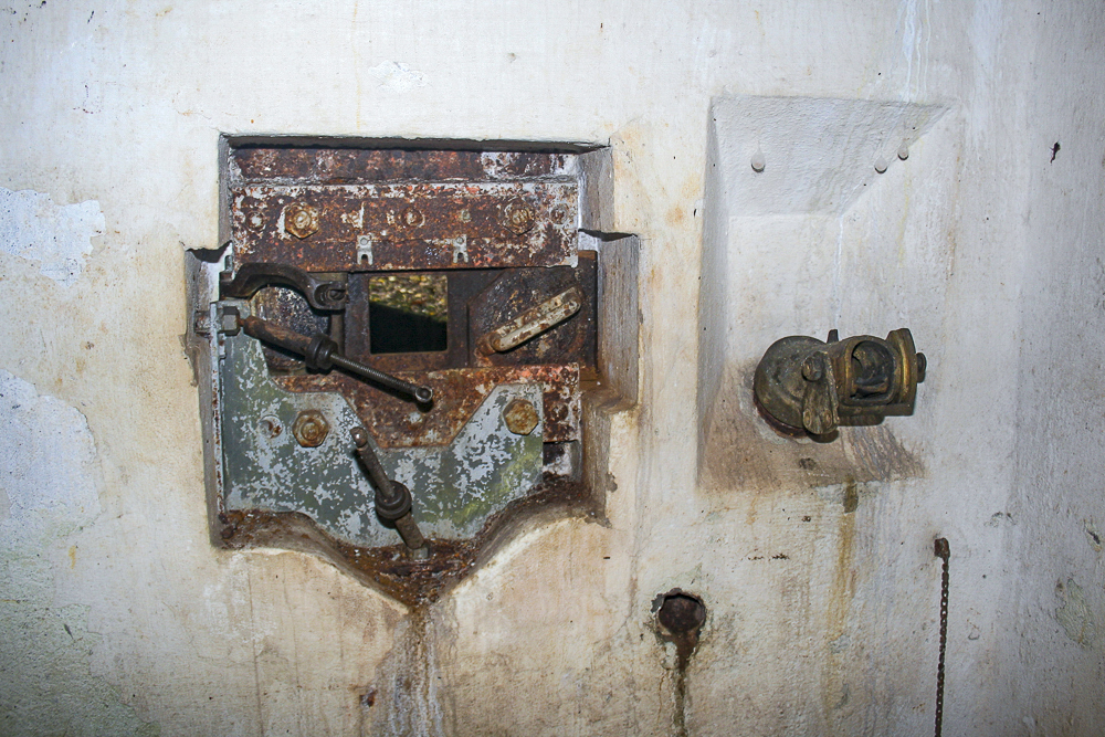 Ligne Maginot - GALGENBERG - A15 - (Ouvrage d'artillerie) - Bloc 1
Créneau FM et lance grenade de fossé  - Michel Teiten