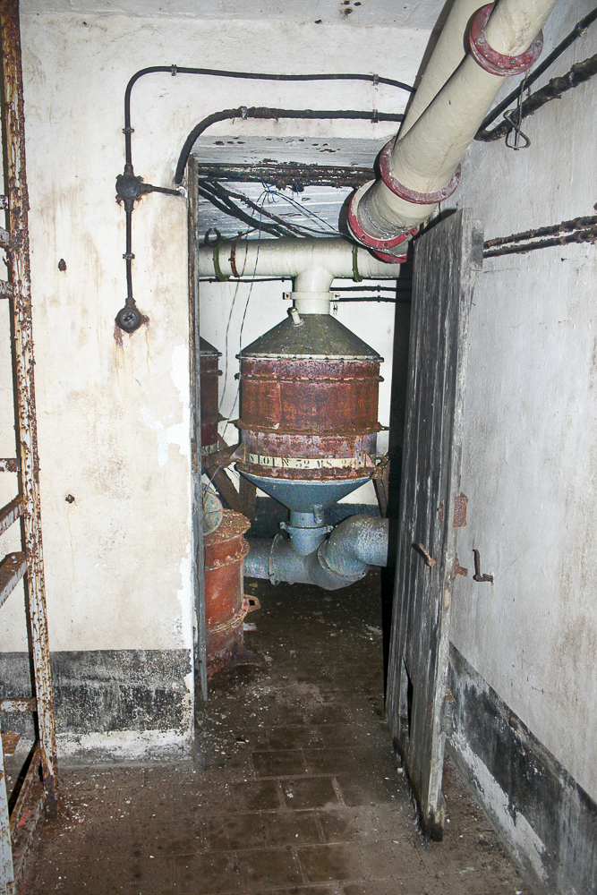 Ligne Maginot - GALGENBERG - A15 - (Ouvrage d'artillerie) - Bloc 1
Dans la chambrée. Salle des filtres visible à l'arrière. - Michel Teiten