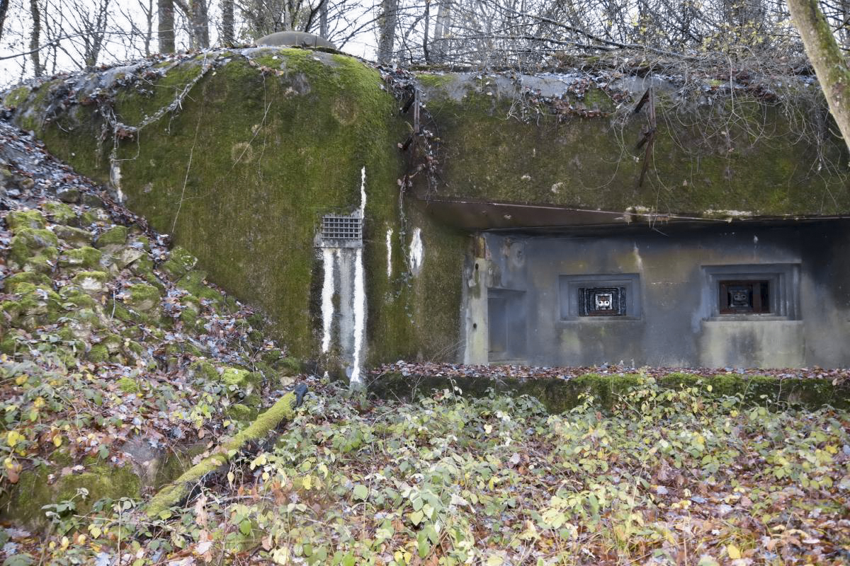 Ligne Maginot - GALGENBERG - A15 - (Ouvrage d'artillerie) - Bloc 2
Vue de la façade avec le coffre de défense du fossé diamant surmonté d'une cloche GFM - D.Froehly