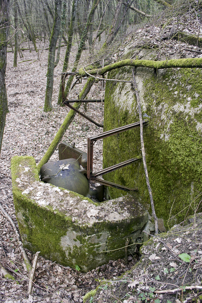 Ligne Maginot - GALGENBERG - A15 - (Ouvrage d'artillerie) - Bloc 2
Vue de dessus de la niche du projecteur ainsi que des supports d'antenne - Michel Teiten