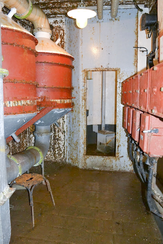 Ligne Maginot - GALGENBERG - A15 - (Ouvrage d'artillerie) - Bloc 3
Etage supérieur.
Salle des filtres. On aperçoit le local de la cloche GFM à l'arrière-plan. - PAVEL Jan
