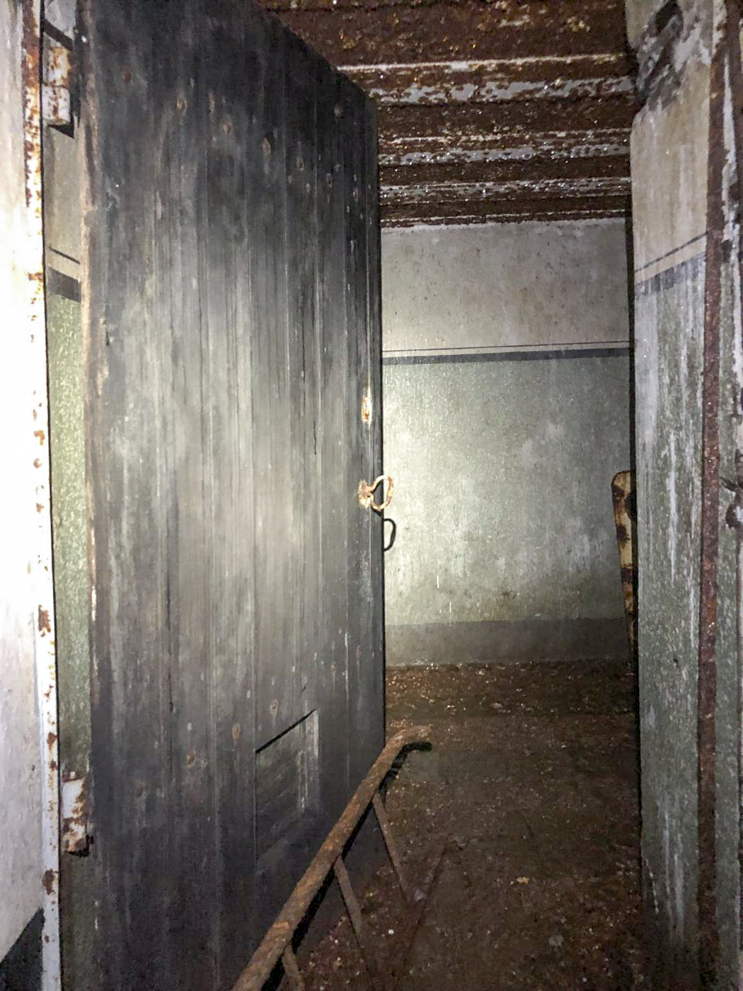 Ligne Maginot - GALGENBERG - A15 - (Ouvrage d'artillerie) - Bloc 4
Etage supérieur
Magasin M3 pour 1400 projectiles (1/2 de l'approvisionnement) et la totalité des fusées - Louis Zenner