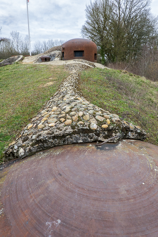 Ligne Maginot - GALGENBERG - A15 - (Ouvrage d'artillerie) - Bloc 5
Une crêt de béton recouvert de galets court de la cloche JM (au premier plan) jusqu'à la cloche GFM du second plan - Michel Teiten