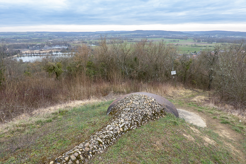 Ligne Maginot - GALGENBERG - A15 - (Ouvrage d'artillerie) - Bloc 5
La cloche JM et sa curieuse crête de galets domine la vallée de la Moselle et l'ouvrage de Sentzich auquel mène le sentier à droite.  - Michel Teiten