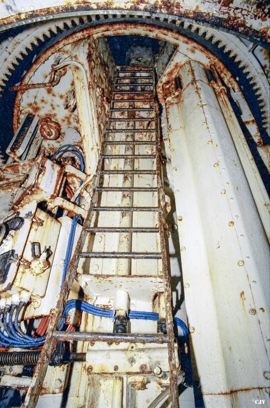 Ligne Maginot - GALGENBERG - A15 - (Ouvrage d'artillerie) - Bloc 4
Etage intermédiaire de la tourelle de 81
Echelle d'accès à la chambre de tir - Lia VERMEULEN