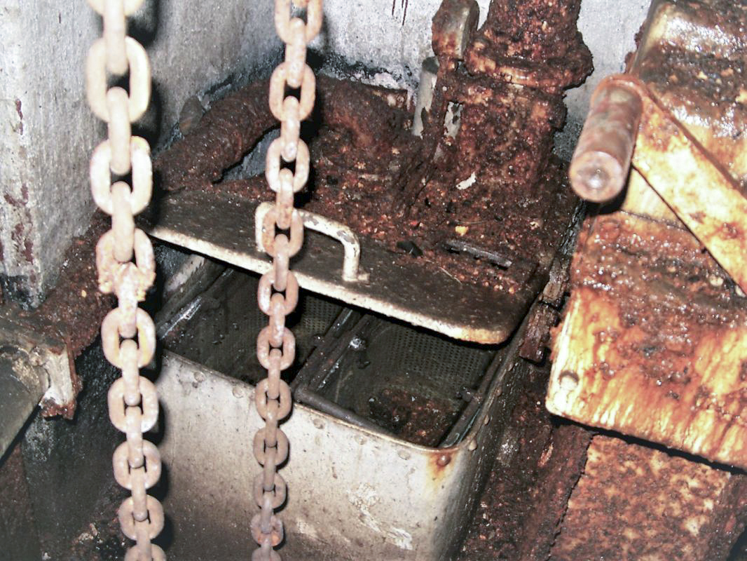 Ligne Maginot - GALGENBERG - A15 - (Ouvrage d'artillerie) - Bloc 5
Le pied de la cloche JM: cuve de recette des douilles. - Jules Mathieu