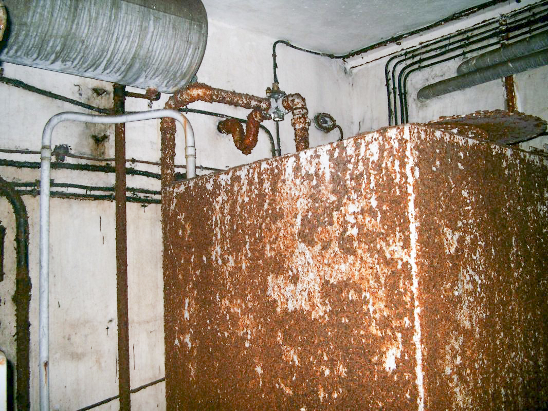 Ligne Maginot - GALGENBERG - A15 - (Ouvrage d'artillerie) - Bloc 5
Entrée des cunettes avec une vanne d'orientation. A gauche, le tube de remplissage depuis la galerie si besoin.