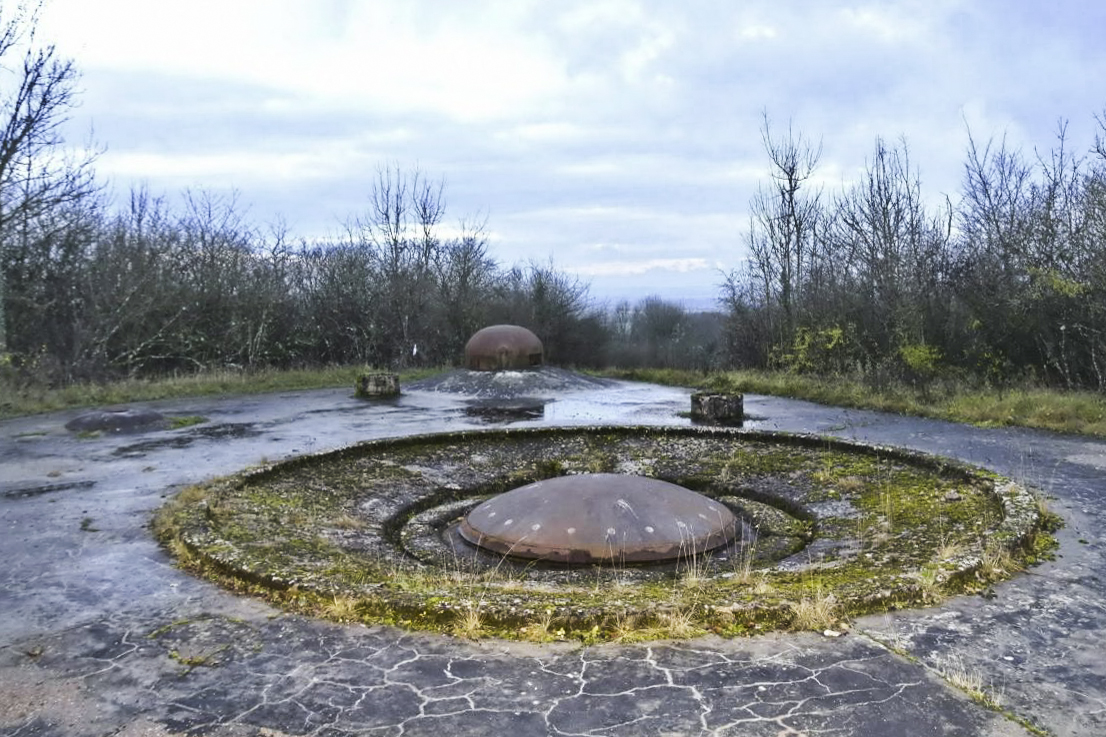 Ligne Maginot - GALGENBERG - A15 - (Ouvrage d'artillerie) - Bloc 6
Tourelle de 135
Cloche GFM, champignons de prise d'air et à gauche la cloche LG non équipée - D.Froehly
