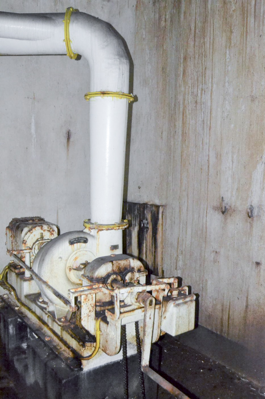 Ligne Maginot - GALGENBERG - A15 - (Ouvrage d'artillerie) - Bloc 6
Ventilateur de l'évacuation des douilles. Le gros tuyau va vers la cloche d'air vicié, le petit vers l'avant-cuirasse de la tourelle de 135 - Jules Mathieu