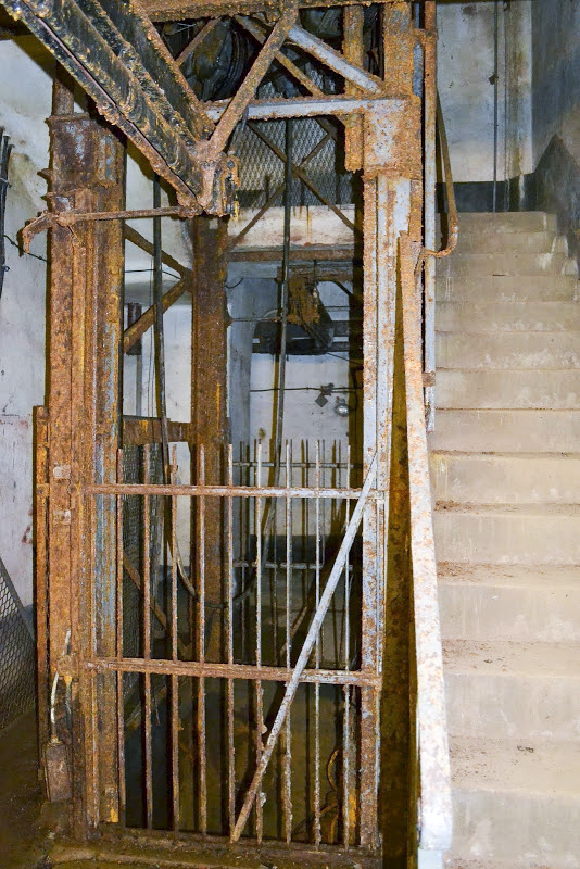 Ligne Maginot - GALGENBERG - A15 - (Ouvrage d'artillerie) - Bloc 6
Escalier et monte-charge Baudet Donon Roussel au pied du bloc - PAVEL Jan