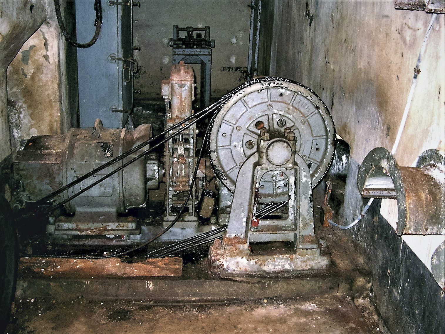 Ligne Maginot - GALGENBERG - A15 - (Ouvrage d'artillerie) - Bloc 6
Moteur et treuil du monte-charge Baudet Donon Roussel - Jules Mathieu