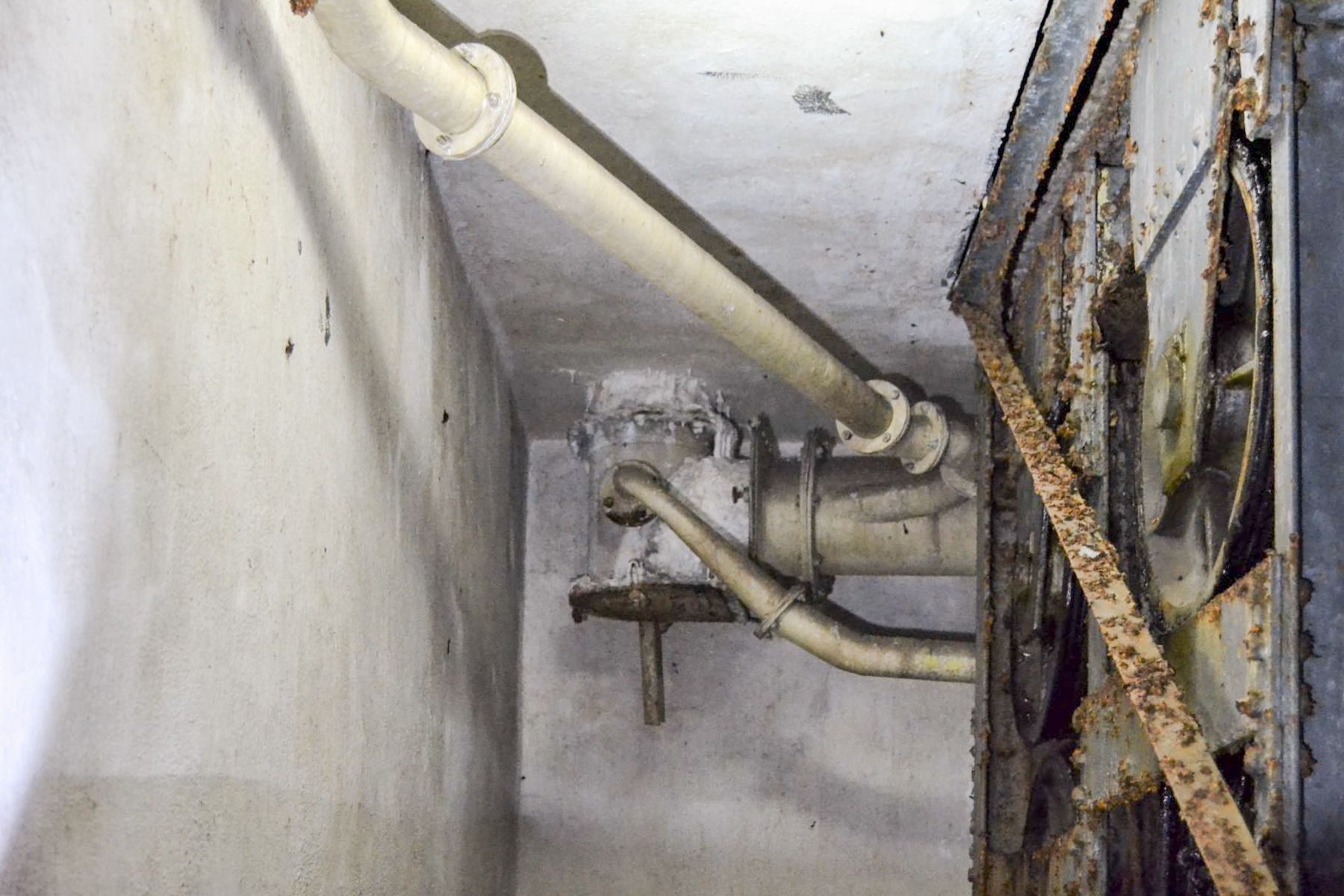 Ligne Maginot - GALGENBERG - A15 - (Ouvrage d'artillerie) - Bloc 6
Evacuation de l'air vicié en haut des escaliers. Le tuyau de gros diamètre vient du ventilateur de l'évacuation des douilles - Jules Mathieu