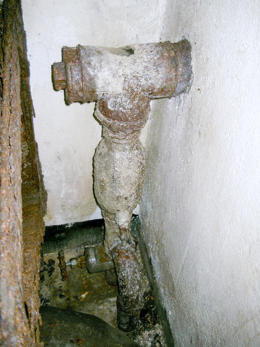 Ligne Maginot - GALGENBERG - A15 - (Ouvrage d'artillerie) - Bloc 6
Entrée des cunettes à l'étage inférieur près des filtres, avec siphon ovoïde et vanne pour envoyer à l'égout l'eau suspecte - Jules Mathieu