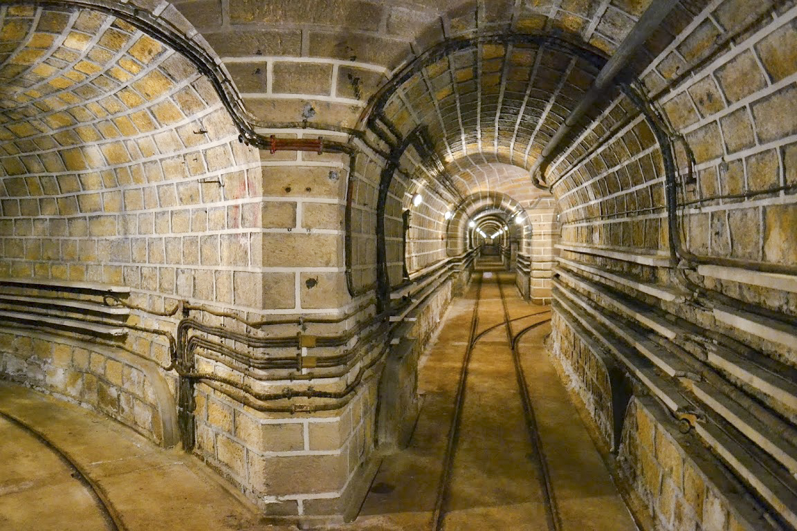 Ligne Maginot - GALGENBERG - A15 - (Ouvrage d'artillerie) - Le croisement des galeries menant sur les blocs 1 et 2 (tout droit), le bloc 3 (à droite) et le bloc 4 (à gauche) - PAVEL Jan