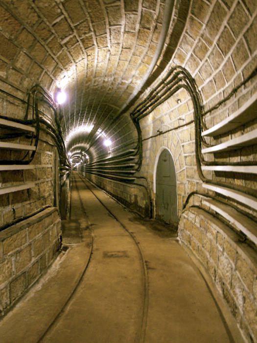 Ligne Maginot - GALGENBERG - A15 - (Ouvrage d'artillerie) - Galerie vers les blocs 1 à 4 peu aprés la galerie principale
Selon l'un des maçons ayant participé à la construction, tout l'ouvrage était réalisé de la même facon, les murs ayant été enduits par la suite.
L'enduit a été fait de manière à permettre la mise en peinture des murs et augmenter ainsi le niveau d'éclairement général. - Pascal LAMBERT