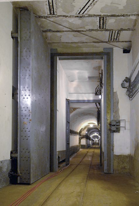 Ligne Maginot - GALGENBERG - A15 - (Ouvrage d'artillerie) - Porte pare-souffle positionnée dans la galerie principale entre la partie avant (blocs, usine, casernement) et la partie arrière (M1 et entrée munitions). 
Elle est destinée à éviter la propagation du souffle du à une explosion du magasin à munitions M1 aux parties avant de l'ouvrage.
Sa fermeture est manuelle