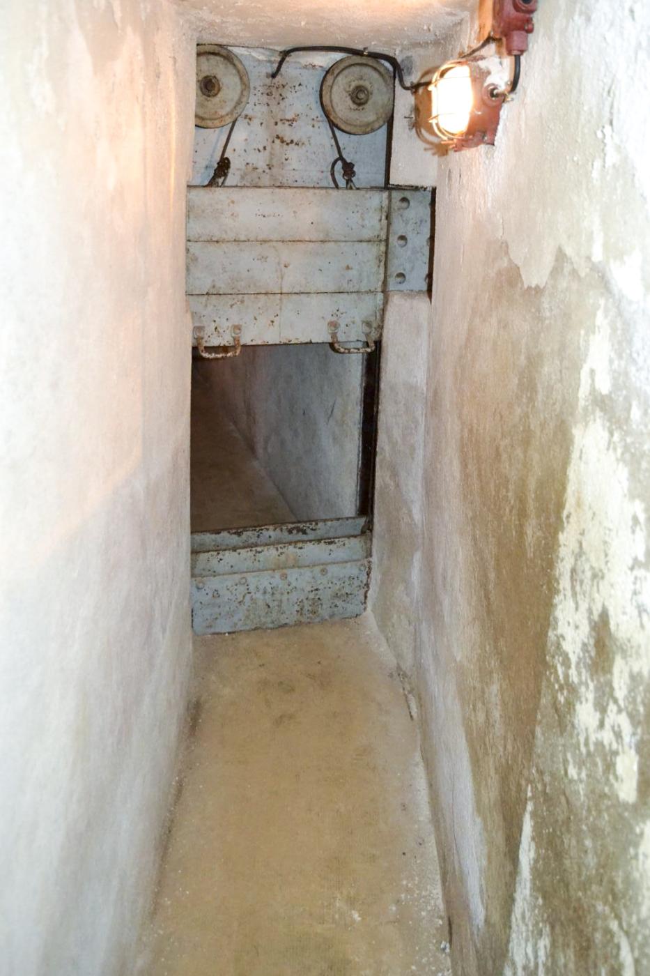 Ligne Maginot - GALGENBERG - A15 - (Ouvrage d'artillerie) - Sas de contournement de la porte pare-souffle.
Fermeture en guillotine.