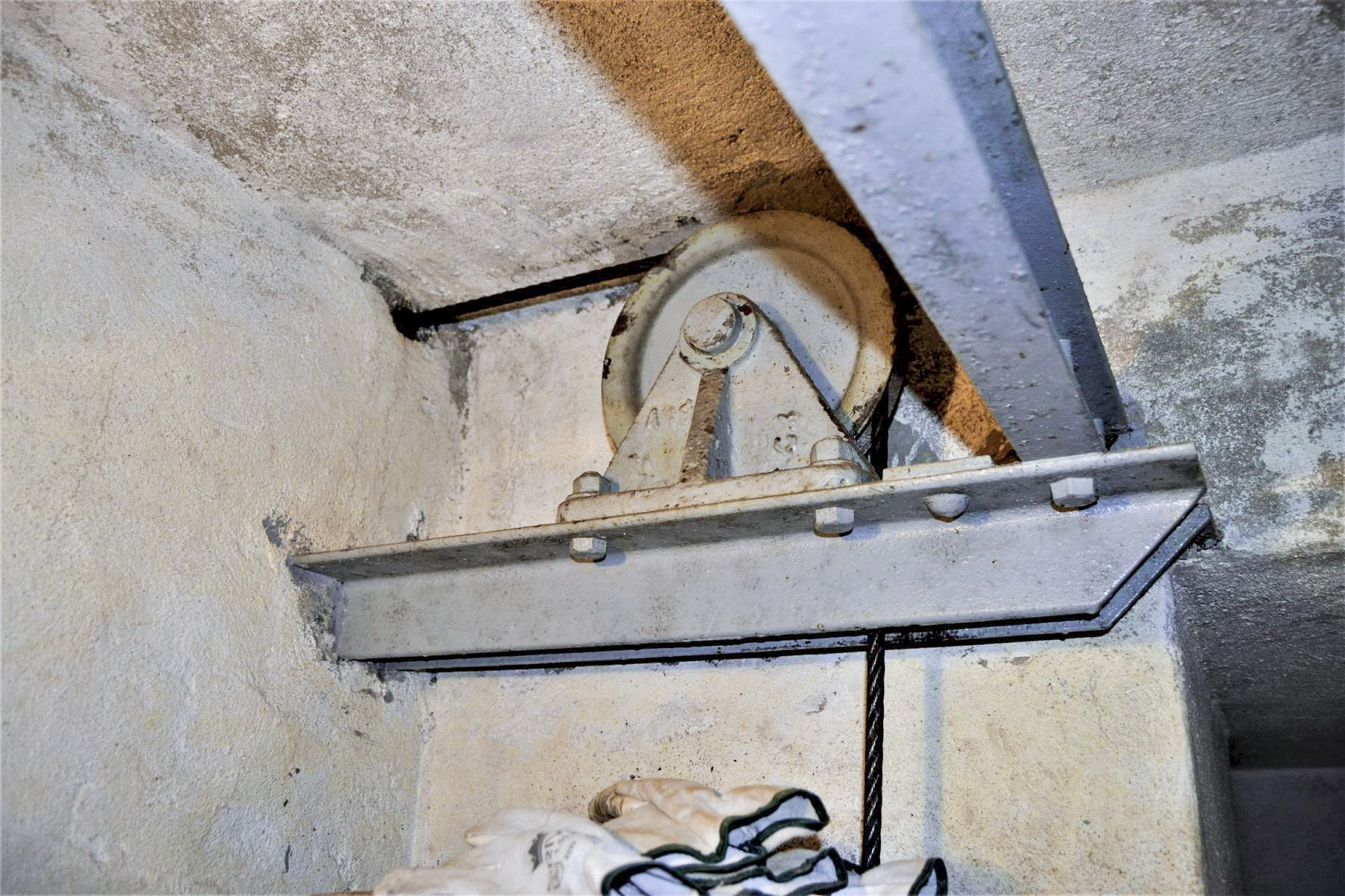Ligne Maginot - GALGENBERG - A15 - (Ouvrage d'artillerie) - Dispositif d'obturation - Renvoi de câble au-dessus du treuil d'ouverture manuelle. - Jules MATHIEU