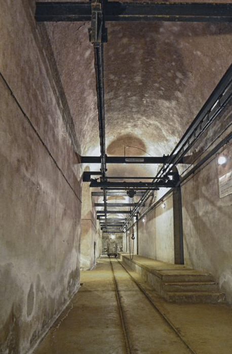 Ligne Maginot - GALGENBERG - A15 - (Ouvrage d'artillerie) - Magasin M1
Couloir principal du magasin à munitions principal de l'ouvrage avec son système de palans pour la manipulation des casiers à munitions