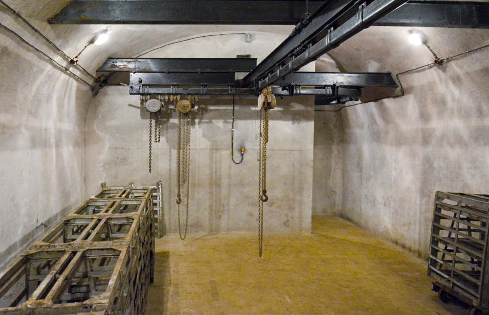 Ligne Maginot - GALGENBERG - A15 - (Ouvrage d'artillerie) - Magasin M1
Alvéole à munitions
Vue prise vers l'entrée de l'alvéole sur le système de monorails Tourtellier et palans destinés à la manipulation des casiers de munitions