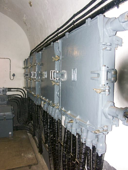 Ligne Maginot - GALGENBERG - A15 - (Ouvrage d'artillerie) - Central téléphonique principal de l'ouvrage du Galgenberg 
Le répartiteur principal (Boites 9D et 9G avec les boitiers de protection du standard téléphonique