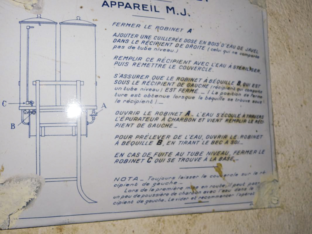 Ligne Maginot - GALGENBERG - A15 - (Ouvrage d'artillerie) - Panneau explicatif sur le fonctionnement du purificateur d'eau M.J. à proximité des douches - Frédéric Balland