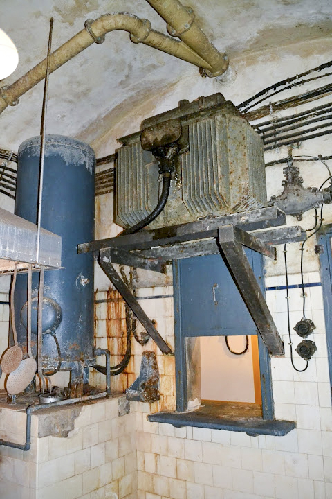 Ligne Maginot - GALGENBERG - A15 - (Ouvrage d'artillerie) - La cuisine
Le transformateur électrique destiné à l'alimentation des équipements de la cuisine - PAVEL Jan