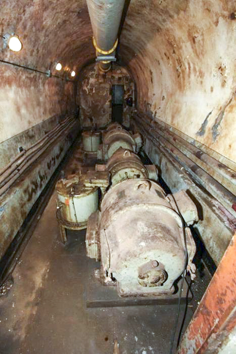 Ligne Maginot - GALGENBERG - A15 - (Ouvrage d'artillerie) - La sous station tourelle de l'ouvrage.
Ces groupes convertisseurs généraient le 110V continu nécessaire au fonctionnement des tourelles à partir du 400V triphasé disponible dans l'ouvrage. - GRAMI