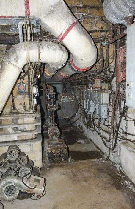Ligne Maginot - GALGENBERG - A15 - (Ouvrage d'artillerie) - Le tableau éléctrique du casernement et la chaudiére électrique de l'ouvrage. D'une puissance de 120KW, cette chaudiére a été installée en même temps que l'alimentation électrique par l'arrière. - GRAMI