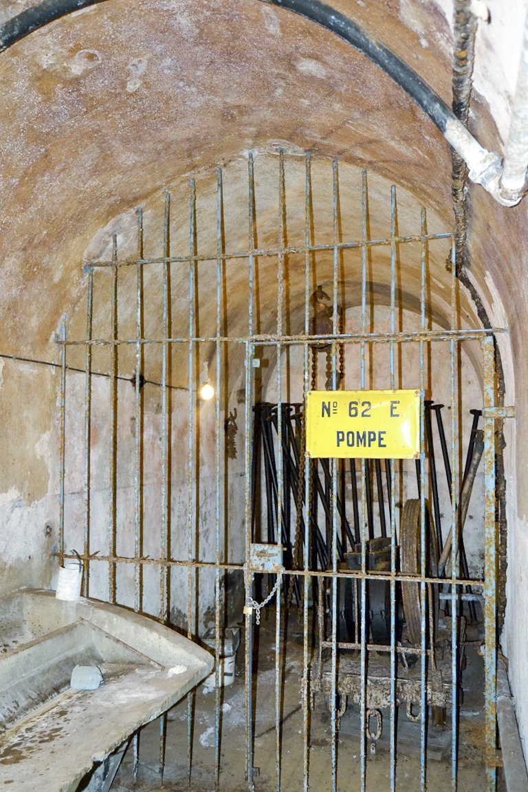 Ligne Maginot - GALGENBERG - A15 - (Ouvrage d'artillerie) - Local pompe.
Le forage est à environ 260 mètres de profondeur sous le radier avec prise d'eau à environ 125 mètres. - Jules Mathieu