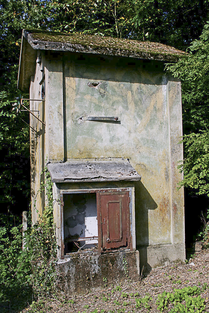 Ligne Maginot - GALGENBERG - A15 - (Ouvrage d'artillerie) - Entrée des hommes
Poste electrique extérieur.
Noter les restes de camouflage. - Michel Teiten
