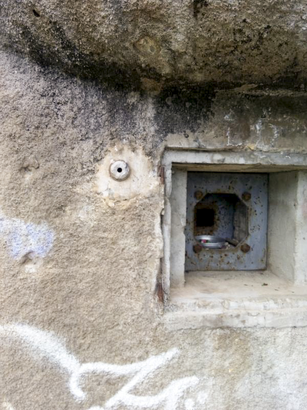 Ligne Maginot - COL DES BANQUETTES (EO7) - (Abri actif) - Bloc 1
Le créneau pour FM 24/29 avec à gauche la sortie de l'antenne radio - HENZEL Elian