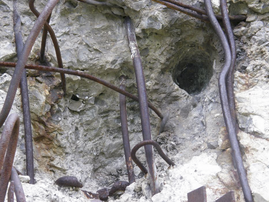 Ligne Maginot - COL DES BANQUETTES (EO7) - (Abri actif) - Le bloc 1
Dégats sur la façade du bloc, probablement occasionnés par les tirs américains - LOVINY Alain