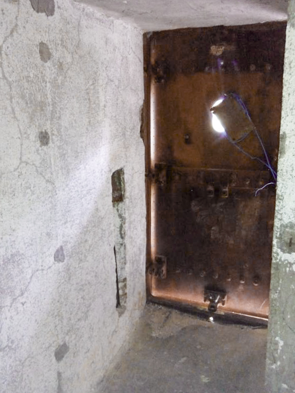 Ligne Maginot - COL DES BANQUETTES (EO7) - (Abri actif) - L'entrée du bloc 1 vu de l’intérieur  - HENZEL Elian
