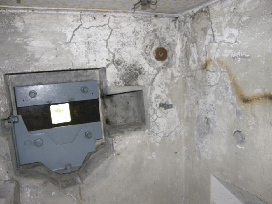 Ligne Maginot - COL DES BANQUETTES (EO7) - (Abri actif) - Le bloc 1
Créneau pour FM avec, à droite, la traversée isolante pour l'antenne radio - LOVINY Alain