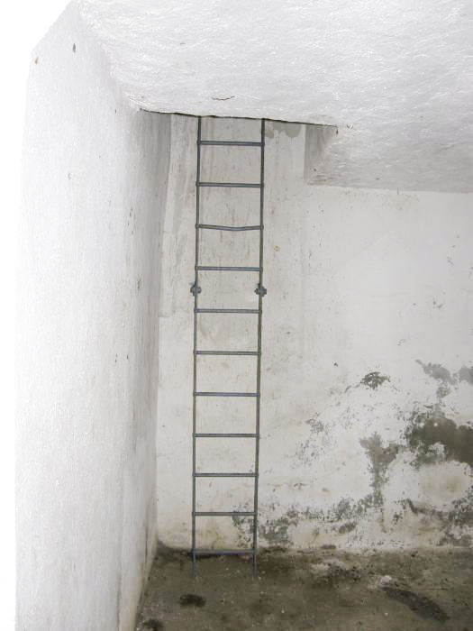 Ligne Maginot - COL DES BANQUETTES (EO7) - (Abri actif) - Le bloc 1
L'accès au local radio depuis la chambre de tir - LOVINY Alain