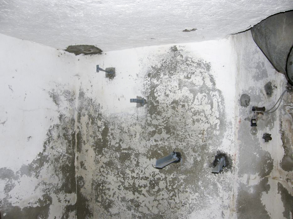 Ligne Maginot - COL DES BANQUETTES (EO7) - (Abri actif) - Le bloc 1
Le local radio avec la traversée de dalle et les supports de l'antenne ainsi que le support sur lequel était posé le poste OTCF - LOVINY Alain