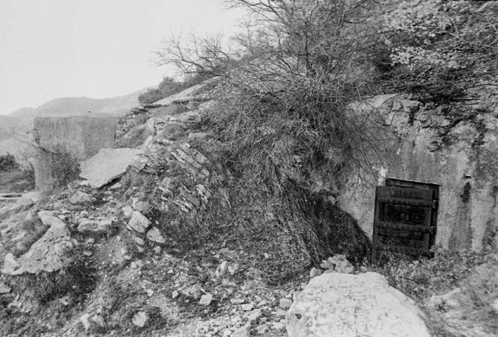 Ligne Maginot - COL DES BANQUETTES (EO7) - (Abri actif) - Le bloc 2, le bloc 1 est à l'arrière plan - LOVINY Alain