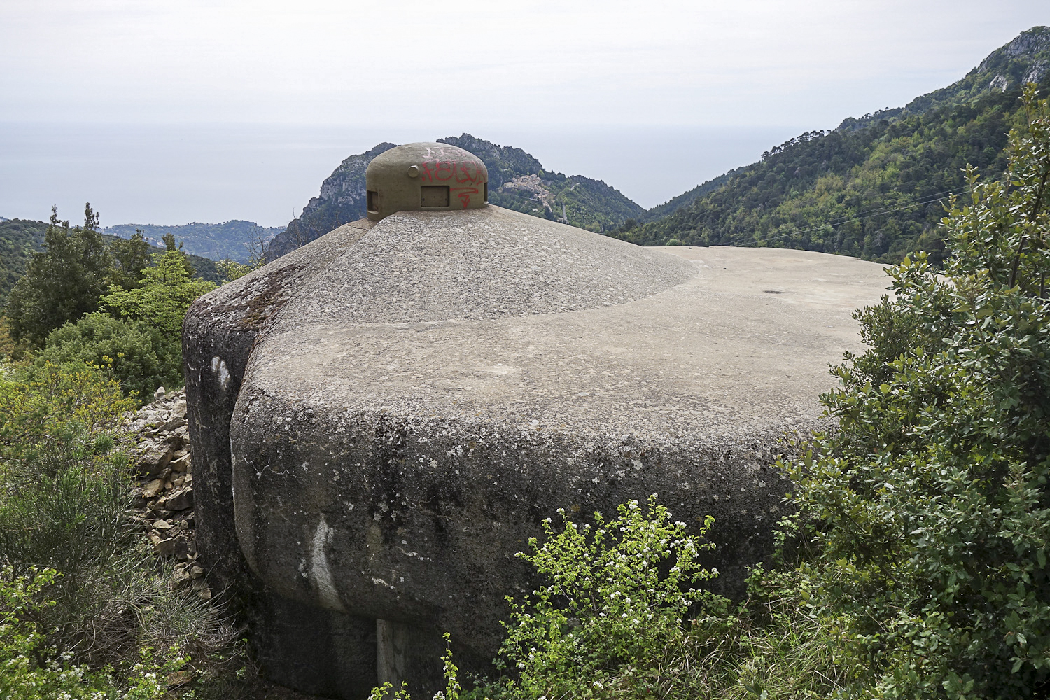 Ligne Maginot - COL DES BANQUETTES (EO7) - (Abri actif) - Vue d'ensemble du bloc 3 dominé par sa cloche GFM côté créneau tirant vers le pic de Garuche. On aperçoit le village de Sainte Agnès à droite de la cloche. - Michel Teiten
