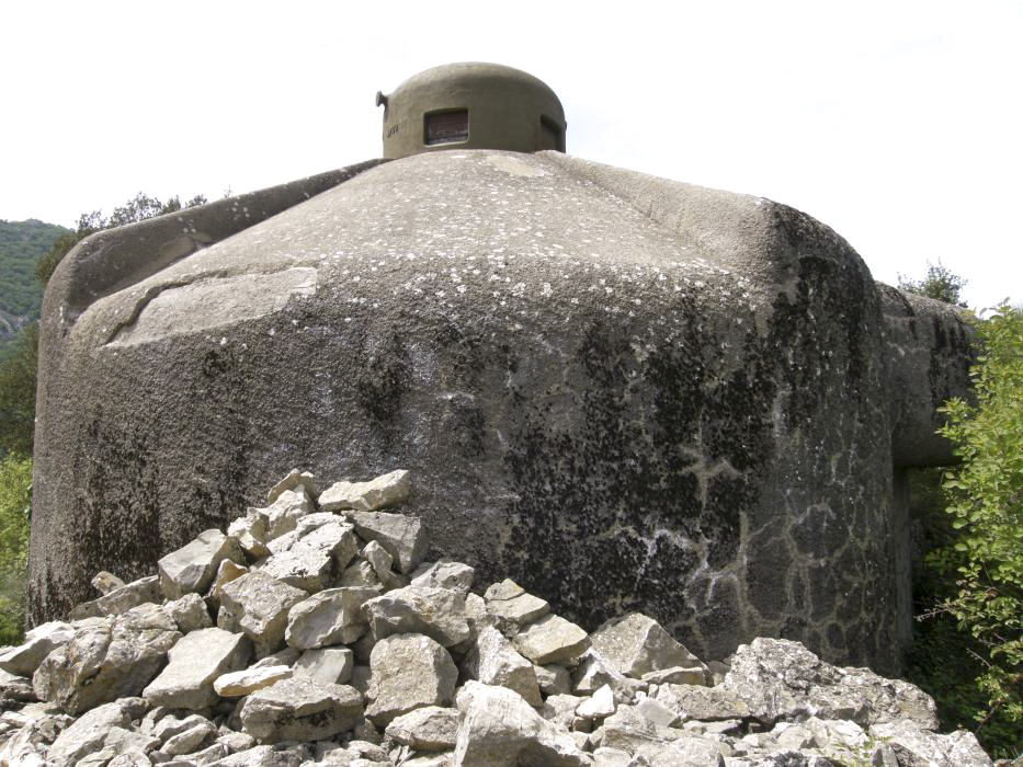 Ligne Maginot - COL DES BANQUETTES (EO7) - (Abri actif) - Bloc 3
La cloche GFM. 
A droite le créneau flanquant le Pic de Gauche, à gauche celui couvrant Sainte Agnés - LOVINY Alain