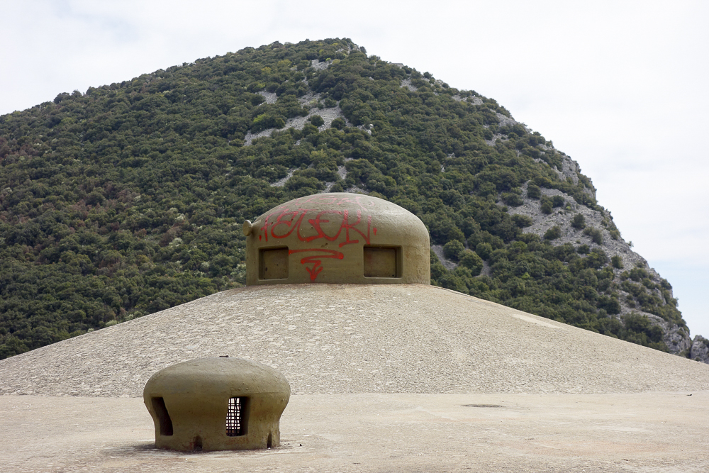 Ligne Maginot - COL DES BANQUETTES (EO7) - (Abri actif) - Bloc 3
Cloche GFM et cloche de prise d'air - Michel Teiten